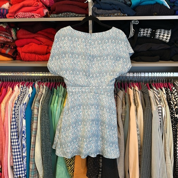 Cupcakes & Cashmere blue/white print v neck dress size 0 - Picture 3 of 3